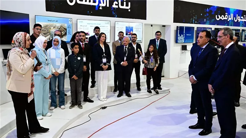 مدبولى يناقش عددا من خريجي مبادرات الاتصالات وأصحاب الشركات الناشئة حول مشروعاتهم