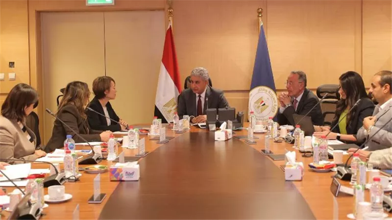 وزير السياحة والآثار يبحث مع وفد من 