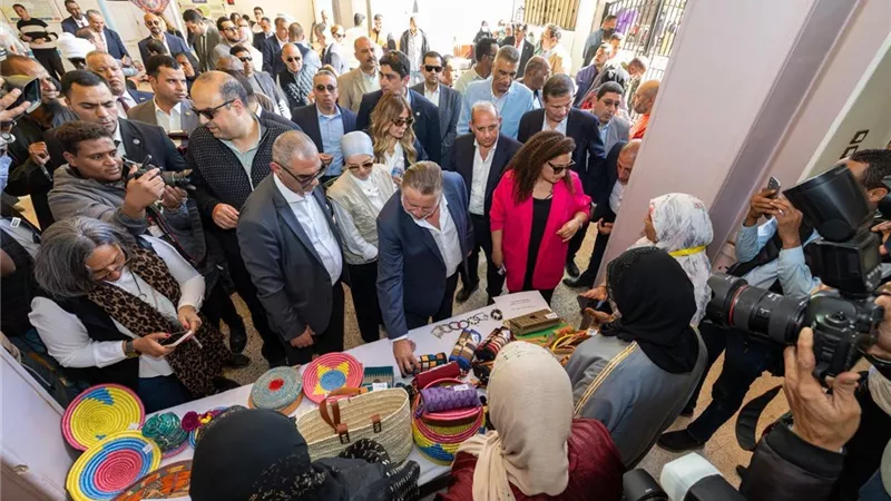 محافظ المركزي ووزير الزراعة يتفقدان القرى المستفيدة من مشروع دعم صغار المزارعين بمحافظة أسوان