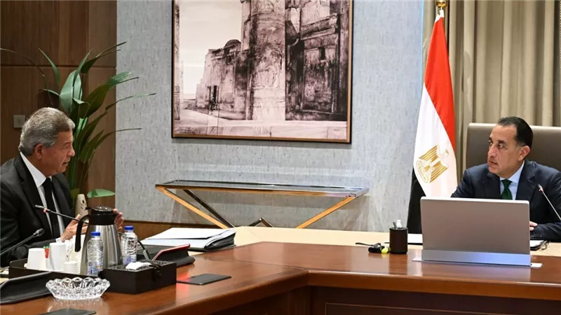 رئيس الوزراء يتلقي التقرير النهائي للجنة تطوير الإعلام المصري لعرضه على الرئيس 