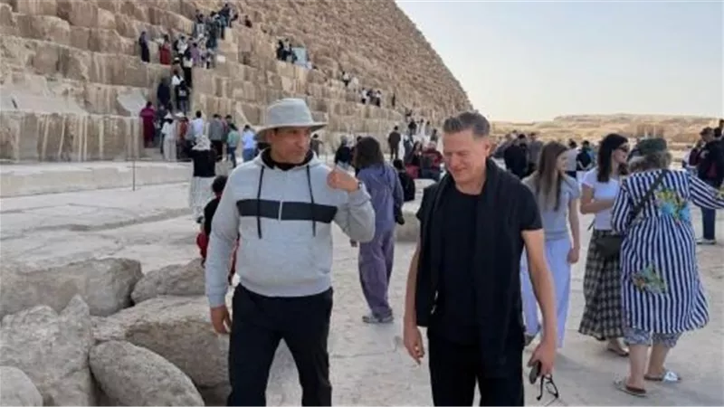  الفنان العالمي براين آدمز وأسرته يزورون منطقة أهرامات الجيزة