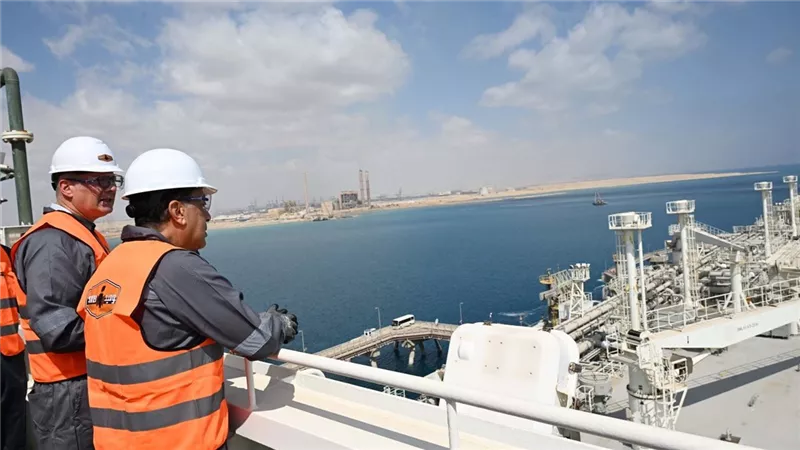 عاجل.. رئيس الوزراء يتفقد ميناء سوميد البترولي بالعين السخنة