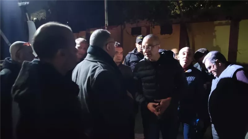 محافظ الجيزة يتفقد موقع إصلاح كسر مفاجئ بخط مياه رئيسي  