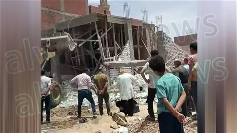 جدل متواصل بعد ركوع سيدة لرئيسة حي بني مزار.. ما القصة؟ (فيديو)