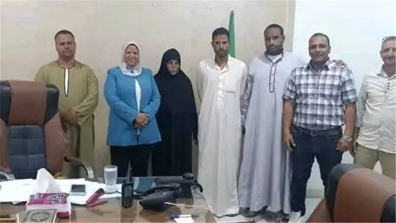 جلسة صلح بين رئيسة حي بني مزار وصاحبة المنزل.. شاهد بالصور