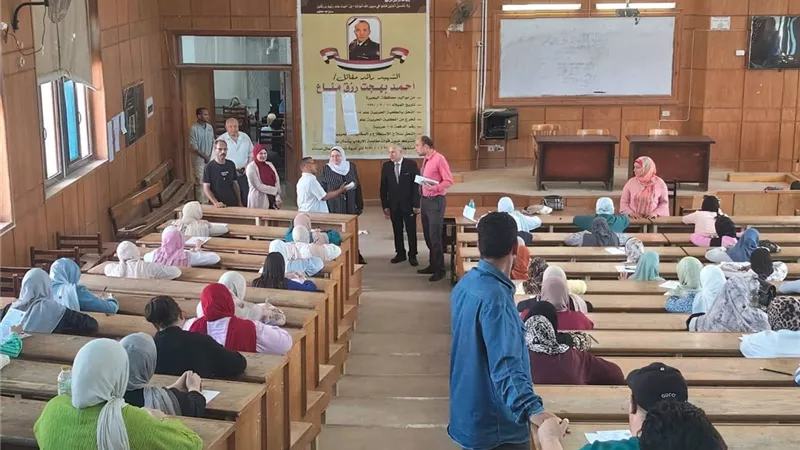 نائب رئيس جامعة دمنهور للبحوث تتابع امتحانات الدراسات العليا بكلية التربية