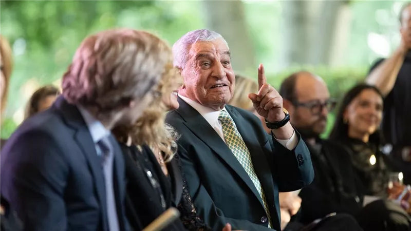 عاجل.. عالم الآثار زاهي حواس يتسلم جائزة 