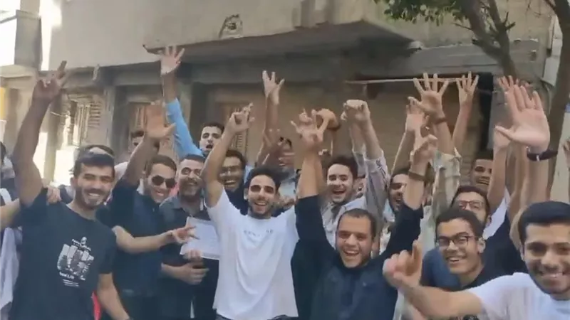 «انت أشهر من عميد الكلية» .. تكريم مؤثر لـ«عم أبو ميدو» بائع كافتيريا جامعة دمنهور