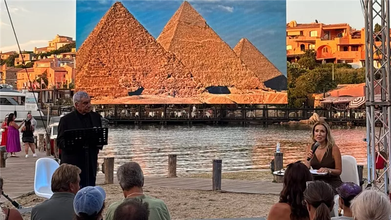 «حواس» يبدأ جولته الإيطالية الثالثة لتوقيع «الرجل ذو القبعة» ويدعو العالم لزيارة مصر