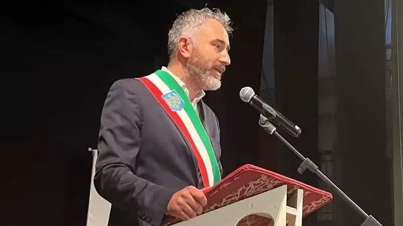 “لا للشماتة في الموت”.. عمدة إيطالي يدافع عن كرامة شاب مصري توفى داخل السجن
