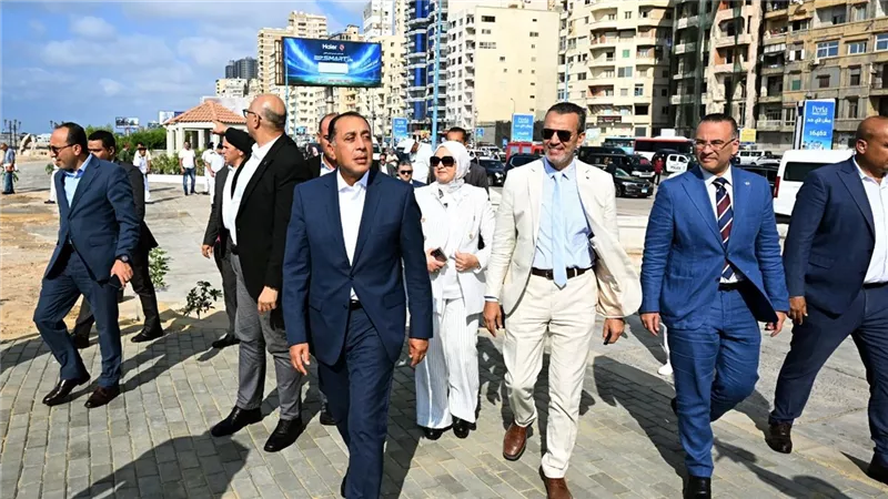 رئيس الوزراء يتفقد مشروع تطوير كورنيش الإسكندرية .. صور