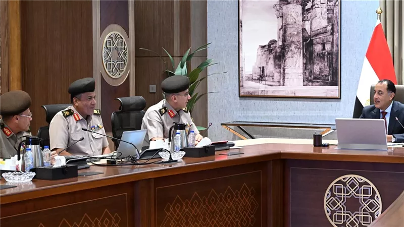 مدبولى يتابع موقف المشروعات الجاري تنفيذها من خلال الهيئة الهندسية للقوات