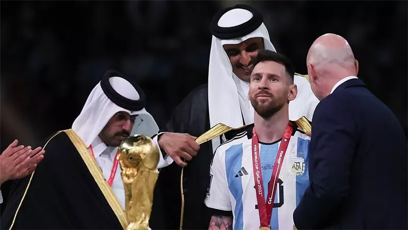ميسي يواصل كتابة التاريخ في الكرة الذهبية.. رقم جديد يهدد رونالدو