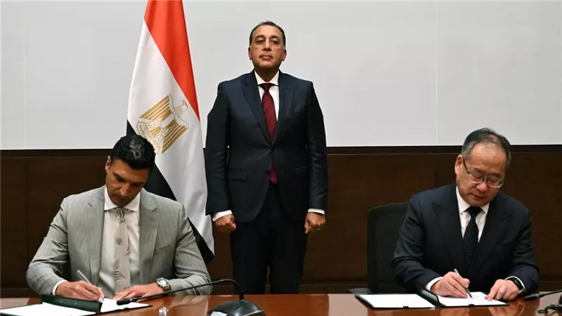 مصر والصين تتفقان على إنشاء مجمع متكامل لتصنيع إطارات السيارات والسيور الناقلة