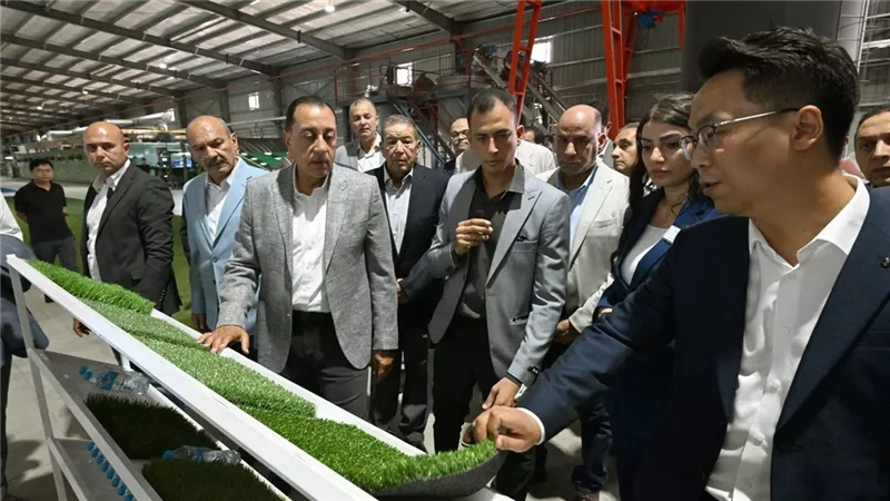 مدبولي يفتتح مصنع «فيفا ترف» لإنتاج النجيل الصناعي باستثمارات 4 ملايين دولار