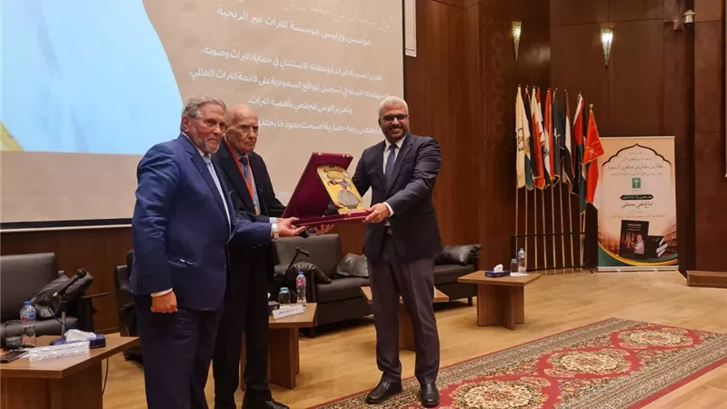 منح درع الآثاريين العرب وتكريم شيخ المعماريين صالح لمعى فى احتفالية كبرى بالشيخ زايد 
