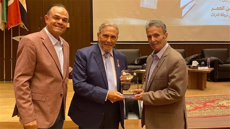 منح درع المرشدين السياحيين العرب للدكتور محمد الكحلاوي 