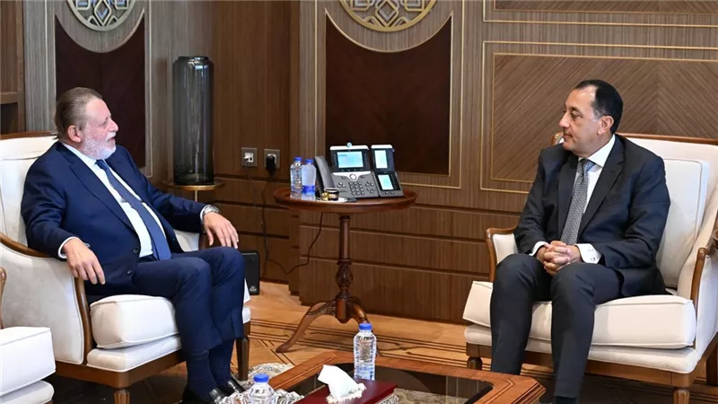 رئيس الوزراء يبحث مع محافظ البنك المركزي عددا من ملفات العمل المشتركة  