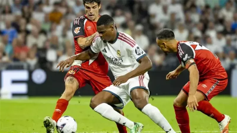 أرنولد في ورطة.. دومفريس يفرض نفسه كظهير أيمن أساسي في ريال مدريد