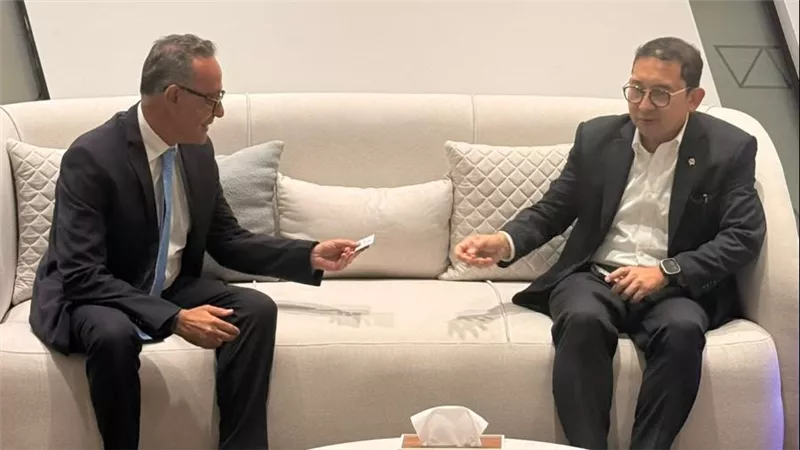  الرئيس التنفيذي لهيئة المتحف المصري الكبير يلتقي وزير الثقافة الإندونيسي