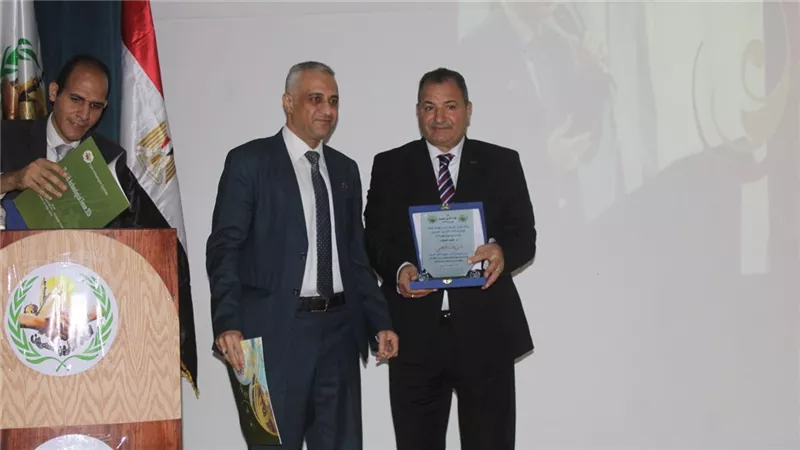 اتحاد الأثريين المصريين يمنح وزير السياحة والآثار «درع الاتحاد للرواد» لعام 2026