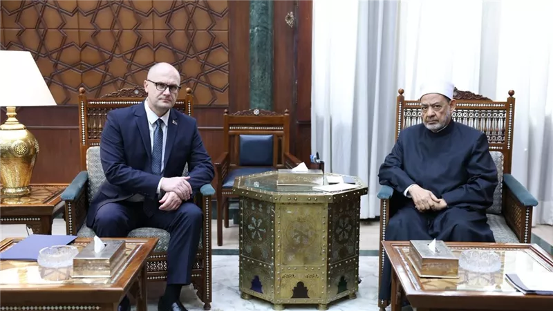 شيخ الأزهر يستقبل سفير بيلاروس لبحث تعزيز التعاون المشترك