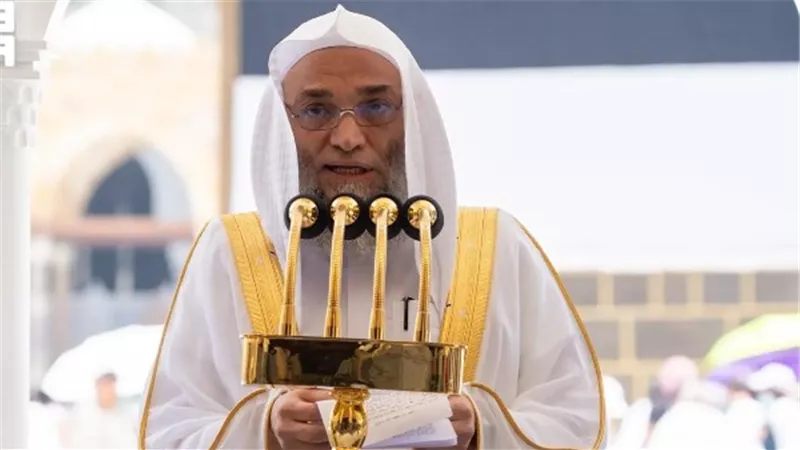 خطيب المسجد الحرام يحذر من الاعتداء على مكة