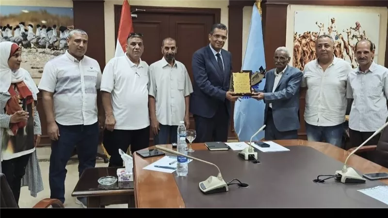 محافظ البحرالأحمر يستقبل قيادات حزب الوفد و لجنة المواطنة لبحث الملفات الخدمية و التنموية
