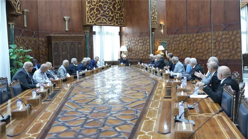 الإمام الطيب يستقبل وفدا من أبطال حرب أكتوبر ويؤكد اعتزاز الأزهر بتضحياتهم