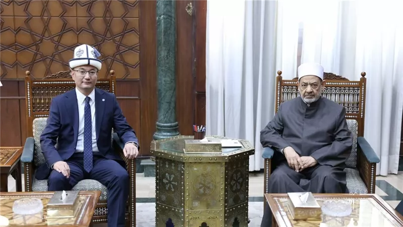 سفير قيرغيزستان يطلب من شيخ الأزهر زيادة أعداد المبتعثين الأزهريين والمنح الدراسية