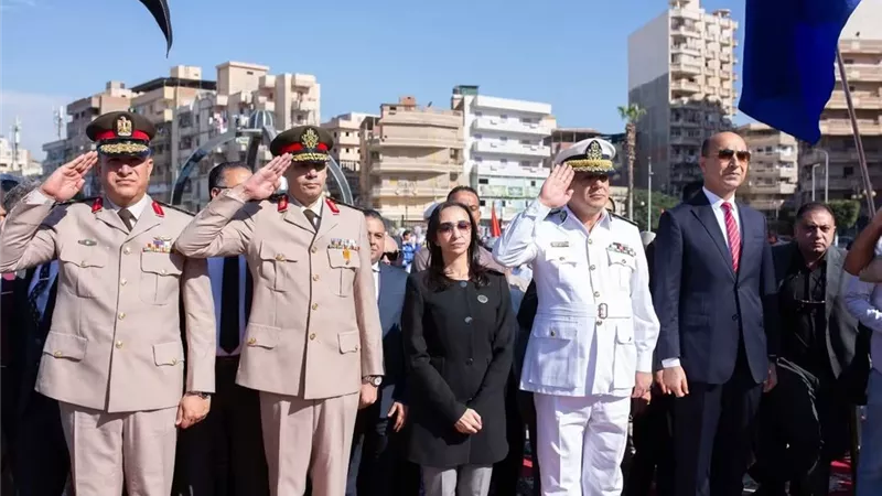 رئيس جامعة دمنهور يشهد وضع إكليل الزهور على النصب التذكاري للجندي المجهول احتفالا بذكرى  أكتوبر 