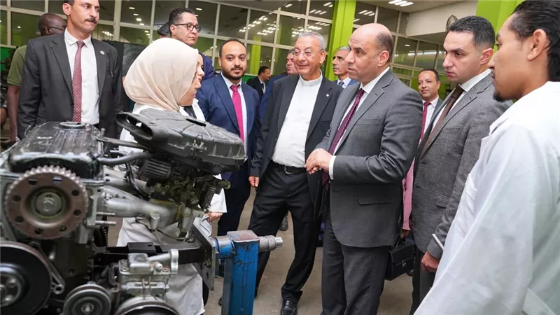   وزير العمل يشيد بفتيات اقتحمن مهن السيارات والميكانيكا في معهد 