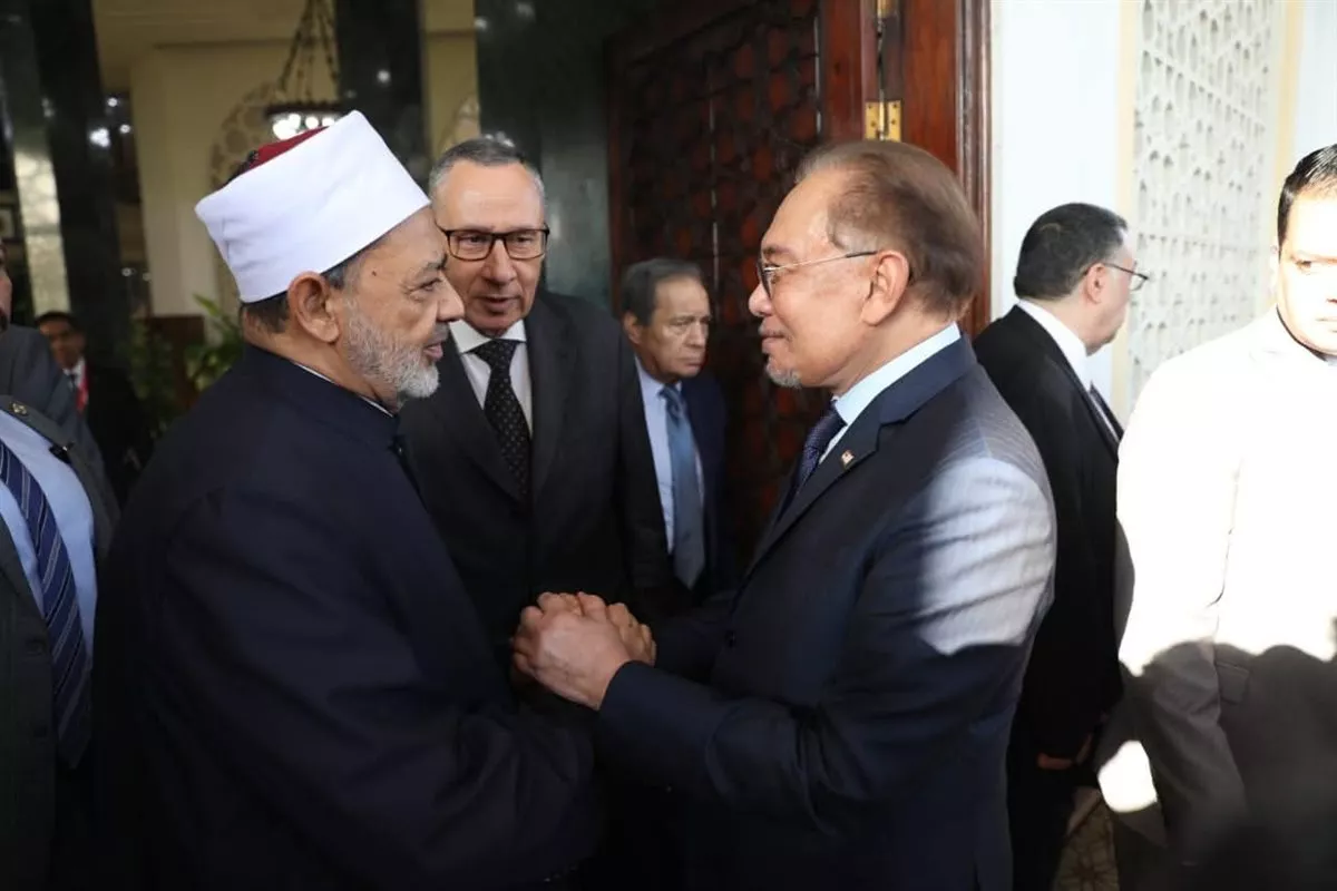 شيخ الأزهر يعرب عن تقديره لتصريحات الرئيس السيسي ورئيس وزراء ماليزيا