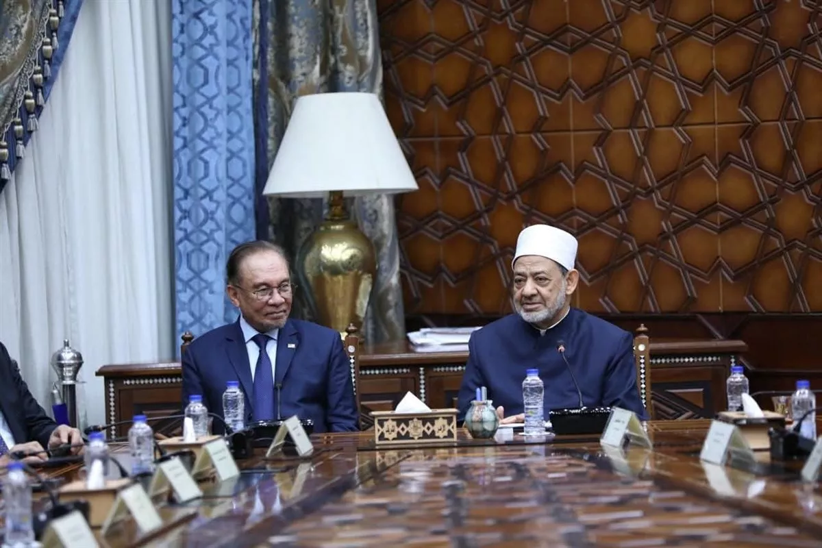 شيخ الأزهر يعرب عن تقديره لتصريحات الرئيس السيسي ورئيس وزراء ماليزيا