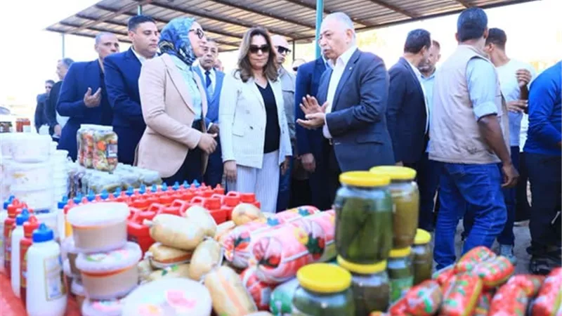وزيرة التنمية المحلية والبيئة ومحافظ الوادي الجديد تتفقدان مبادرة خفض أسعار السلع الأساسية بمدينة الداخلة