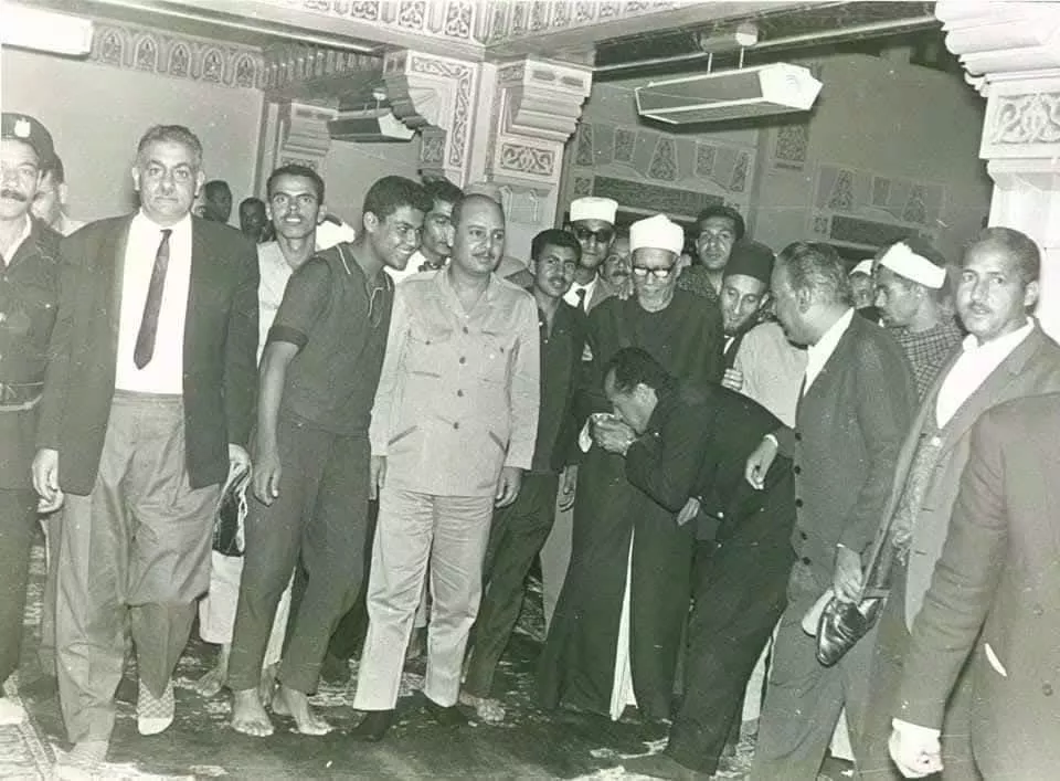 الإمام الأكبر محمد الفحام وسط الجنود