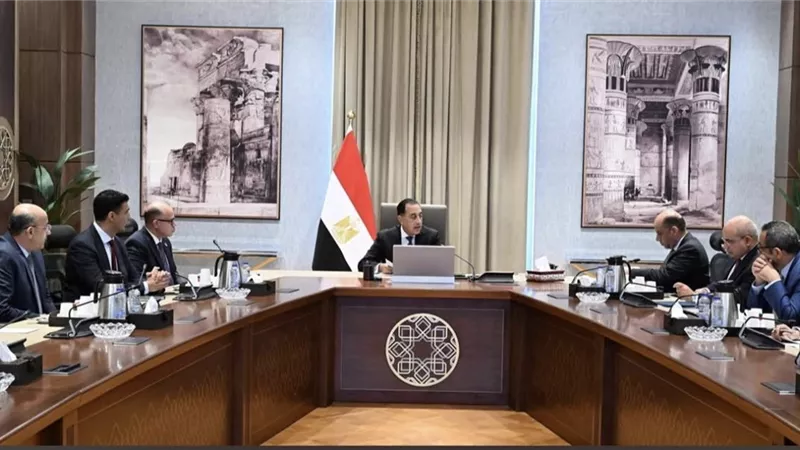 رئيس الوزراء يستعرض جلسة 