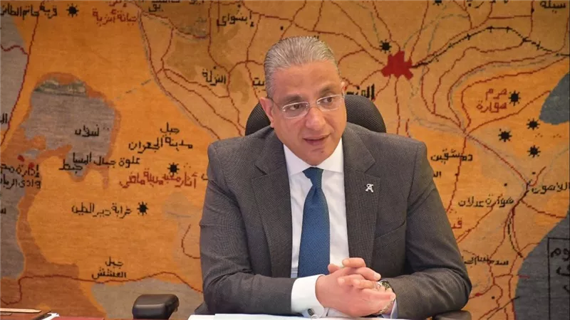 محافظ الجيزة يعتمد ترقية 562 موظفًا ومنح حافز لـ329 آخرين