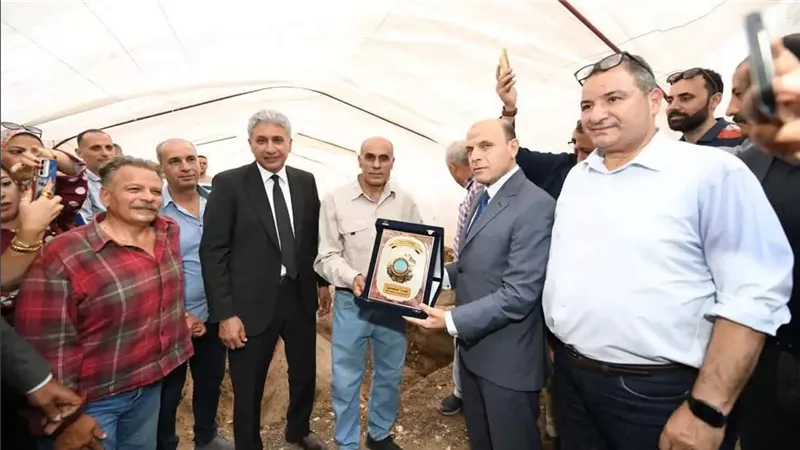 رحلة عمرة وشهادة تقدير.. هدية وزير السياحة والآثار لصاحب اكتشاف أثري بالغربية 