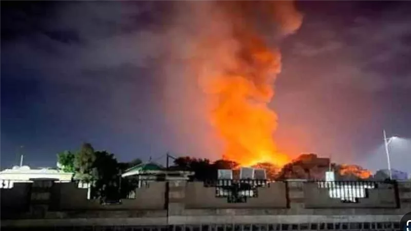 عاجل.. 4 انفجارات تدوي بالقرب من القصر الرئاسي في عدن 