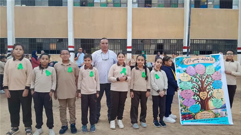 مدرسة المشتركة الابتدائية بنجع حمادي ترفع شعار 