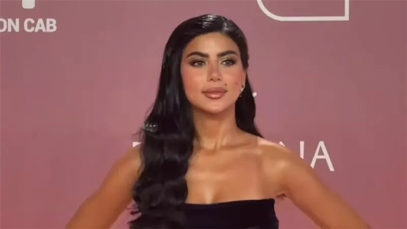 كارولين عزمي 