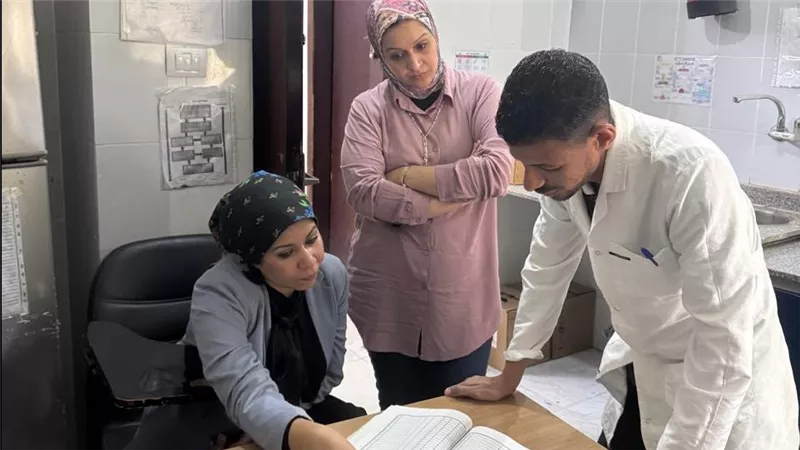 صحة قنا تتابع إنتظام العمل بوحدة المراشدة الصحية وتحيل مسؤول المعامل للتحقيق