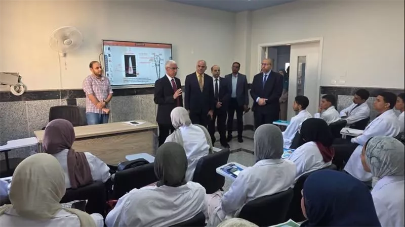 رئيس جامعة جنوب الوادي الأهلية يتفقد انتظام الدراسة ويجري حوارًا مع الطلاب