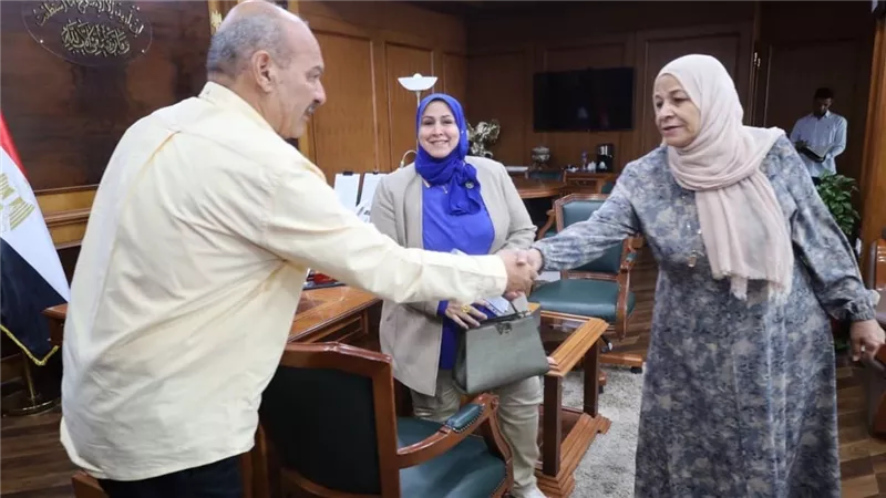 محافظ السويس يستقبل معلمة 
