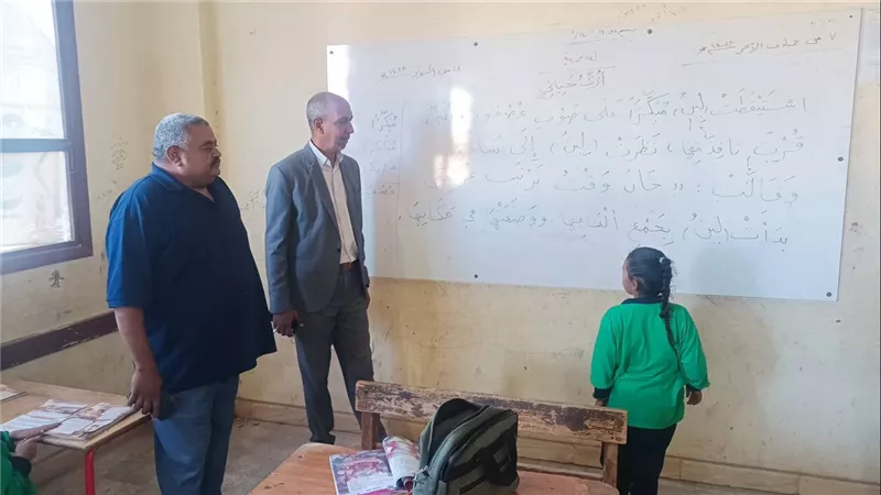 مدير تعليم نجع حمادى يتابع العمل بمدارس القناوية