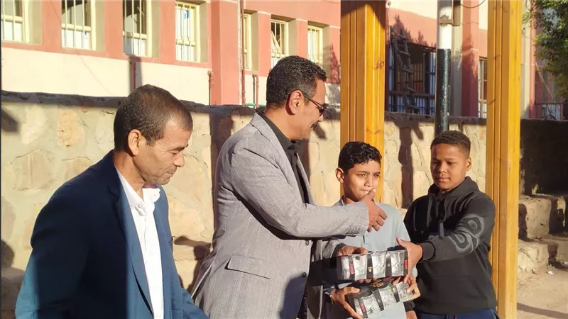 مدير عام تعليمية دشنا يتفقد نجع الجزيرة للتعليم الأساسي
