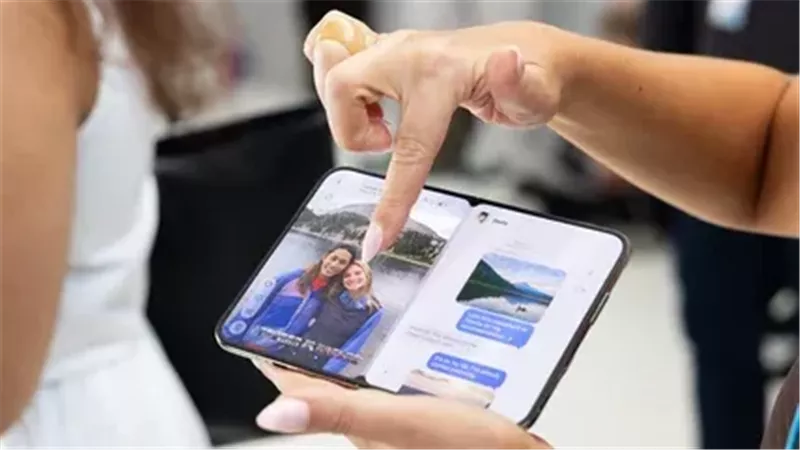 تأجيل شحن iPhone Duo بعد الإقبال الكبير على هاتف آبل القابل للطي