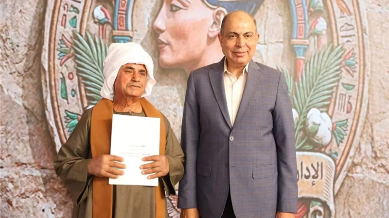 تسليم عقود تقنين أراضي الدولة بالمنيا
