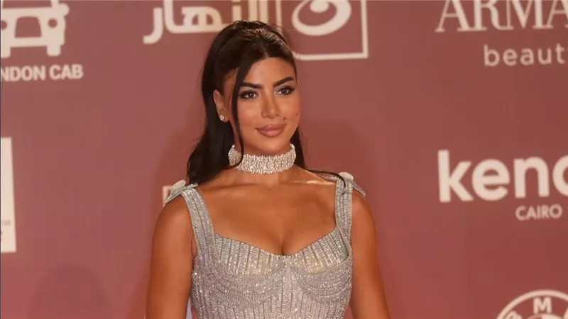 كارولين عزمي